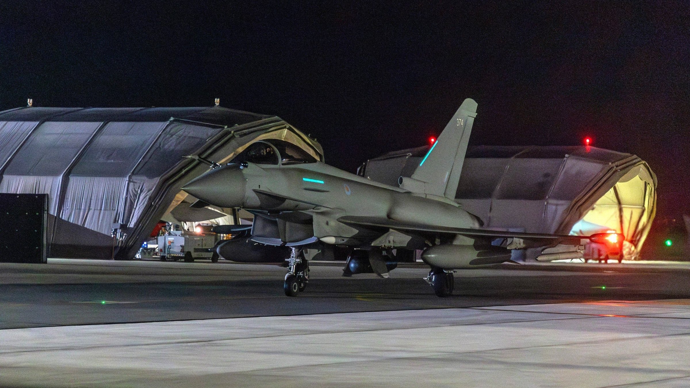 طائرة بريطانية من طراز تايفون تحط في قاعدة أكروتيري البريطانية في قبرص بعدما نفذت مهامها في اليمن في 12 كانون الثاني (يناير) 2024
