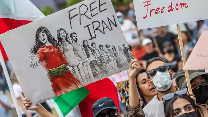 أميركيون من أصل إيراني يتظاهرون دعماً للإيرانيين المناهضين للنظام. أ ف ب