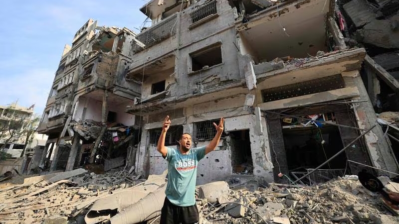 أيادي الغزيين مرفوعة نحو السماء لهول وعنف الرد الإسرائيلي على عملية حماس