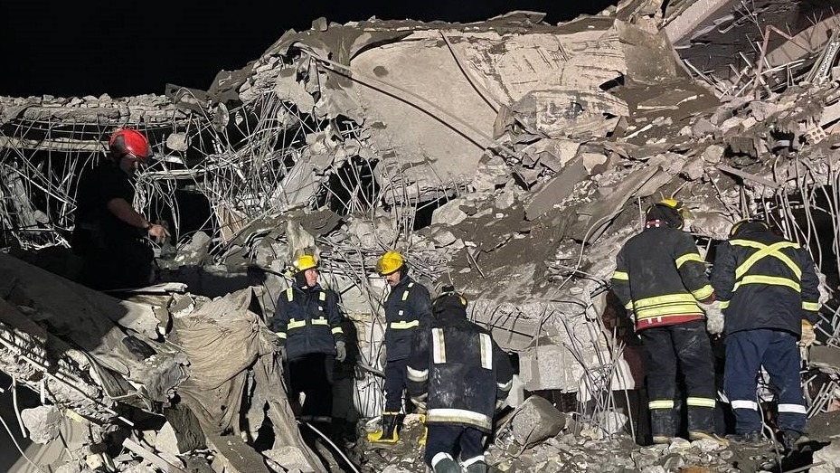 جانب من التدمير الذي اصاب مبنى بعد الغارات الإيرانية على مقر جيش العدل