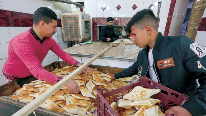 شاب يشتري خبز الصمون الذي خفض سعره الرسمي من دون تقديم الدعم لصانعيه