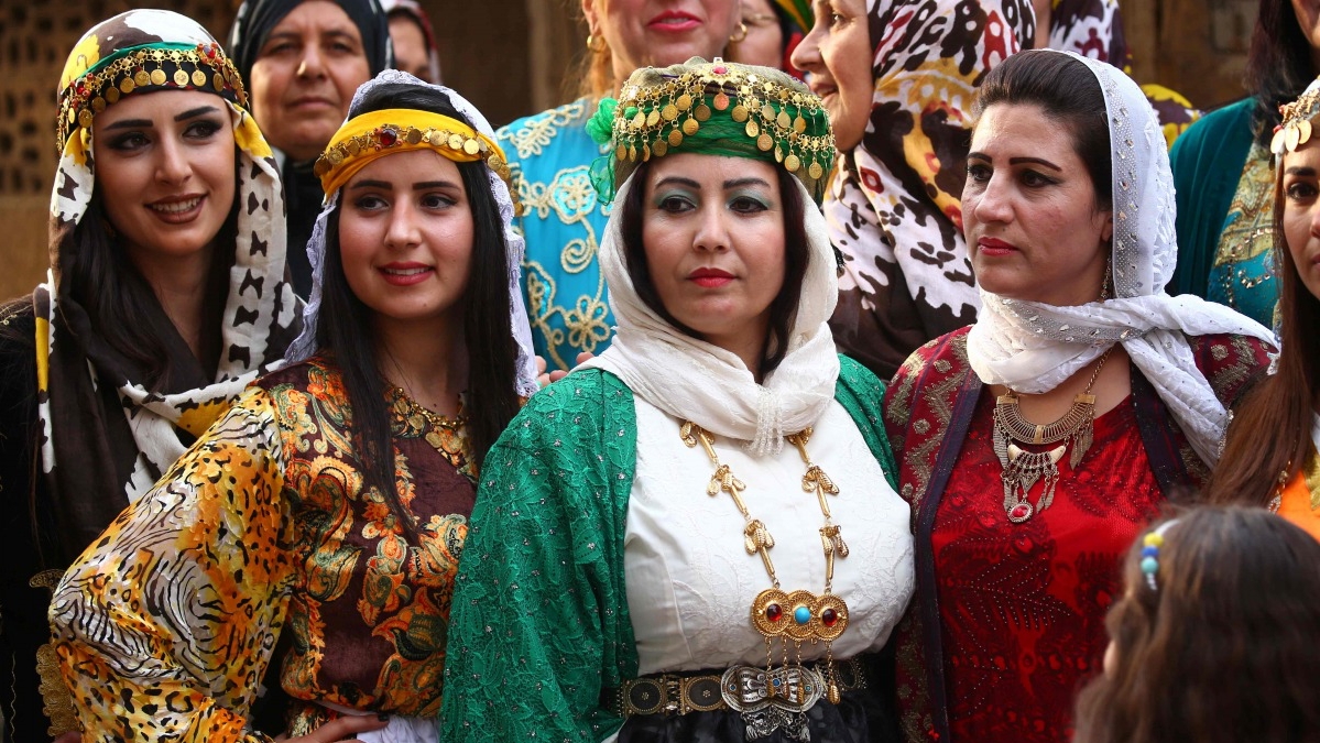كرديات سوريات بالزي الكردي التقليدي في مدينة القامشلي السورية في 10 آذار (مارس) 2017