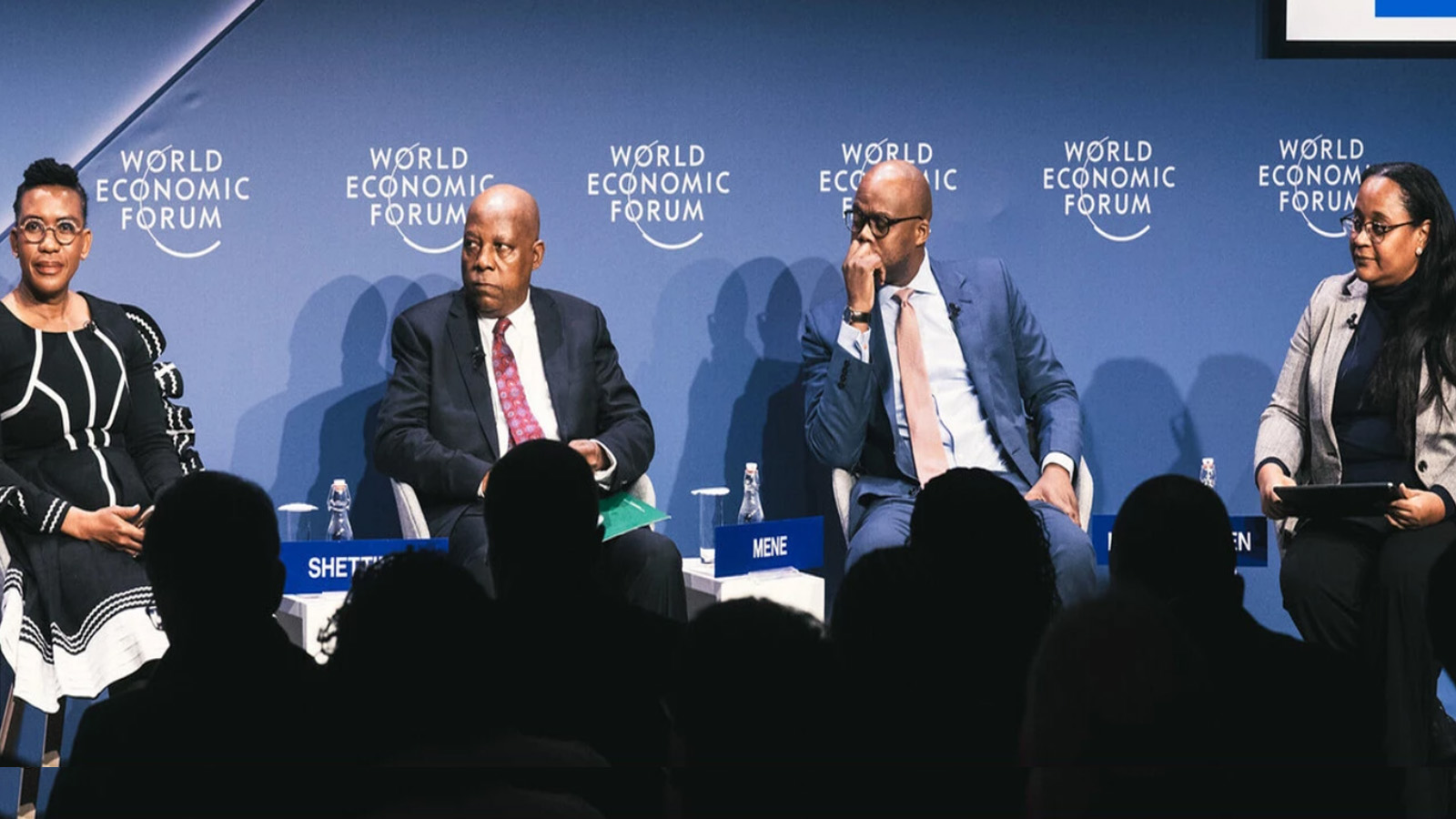  فيفي أندروز تدير الجلسة طارحة سؤالاً على الأفارقة في دافوس حول توسيع نطاق الاقتصاد الأفريقي: هل أفريقيا تنهض حقاً، أم أن 