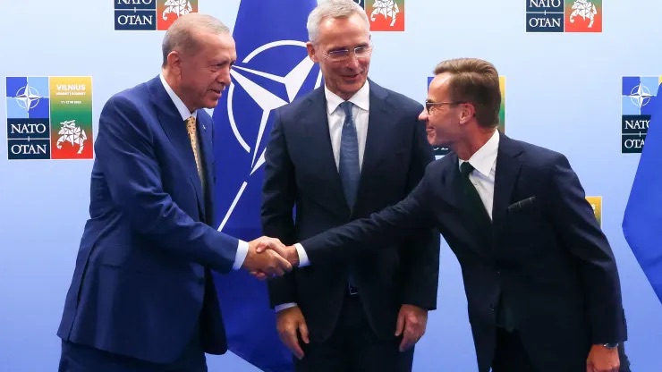 الرئيس التركي رجب طيب أردوغان يصافح رئيس وزراء السويد أولف كريستيرسون وبينهما الأمين العام لحلف الناتو ينس ستولتنبرغ في فيلنيوس منتصف 2023