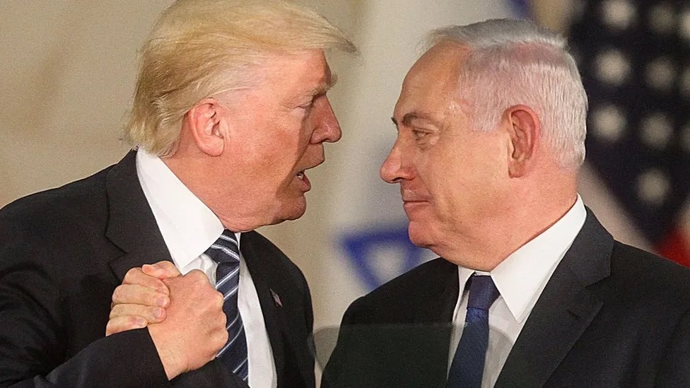 علاقة وثيقة تربط بين رئيس الوزراء الإسرائيلي بنيامين نتنياهو (يمين) والرئيس الأميركي السابق والمرشح الحالي دونالد ترامب