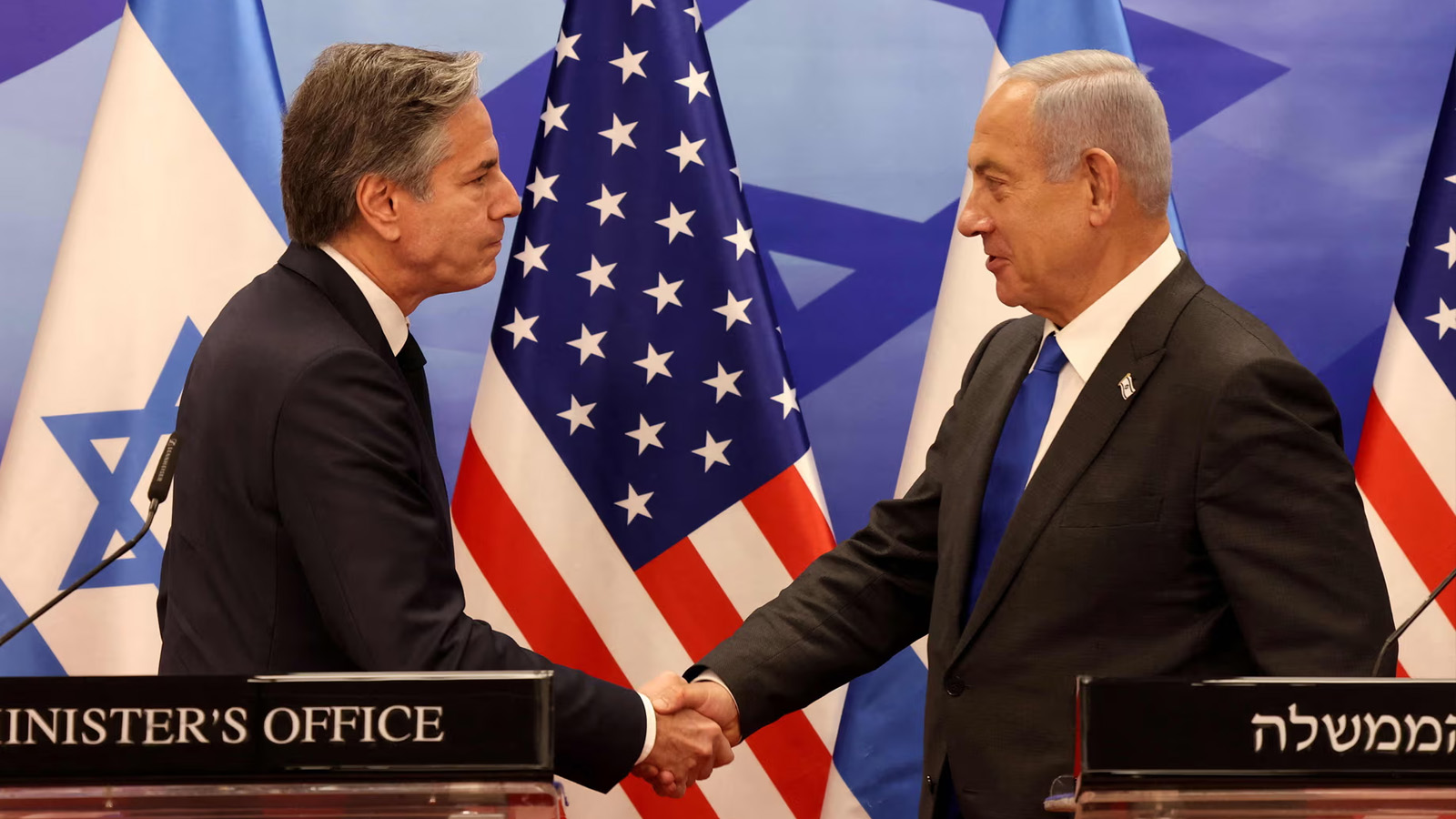 رئيس وزراء إسرائيل يصافح وزير خارجية الولايات المتحدة أنتوني بلينكن