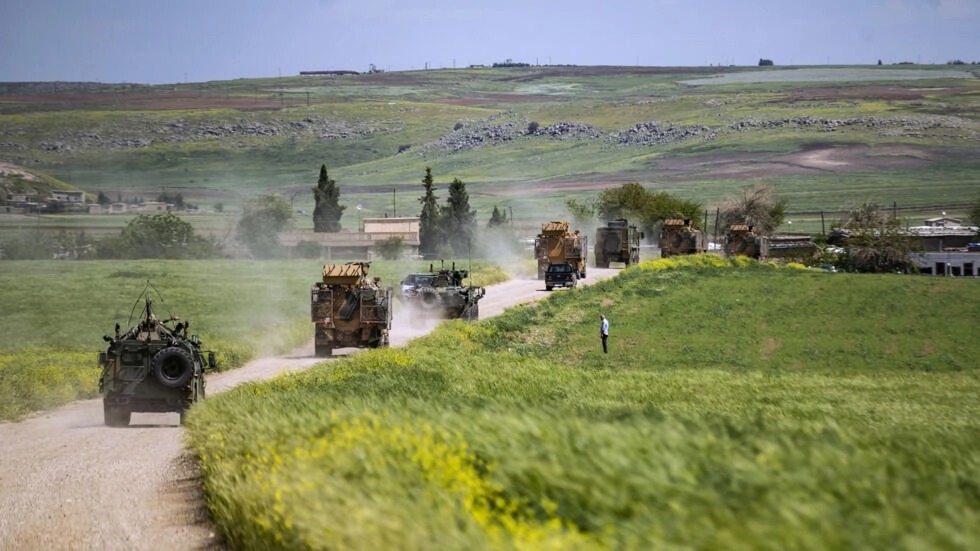 عربات عسكرية خلال دورية تركية روسية مشتركة في محافظة الحسكة بشمال شرق سوريا في 27 نيسان/أبريل 2023
