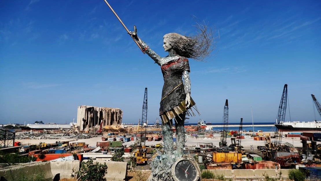 تمثال عروس الثورة اللبنانية: سيدة ترفع شعلة الحرية، من مخلفات زجاج وردم وأنقاض انفجار مرفأ بيروت 