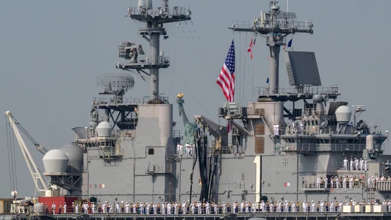 صورة نشرتها البحرية الأميركية في آب (أغسطس) للسفينة الهجومية يو إس إس باتان (USS Bataan) تبحر في البحر الأحمر