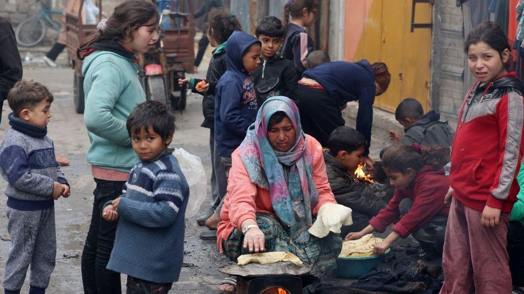 سيدة فلسطينية نازحة في رفح جنوبي قطاع غزة في 28 كانون الثاني (يناير) 2024