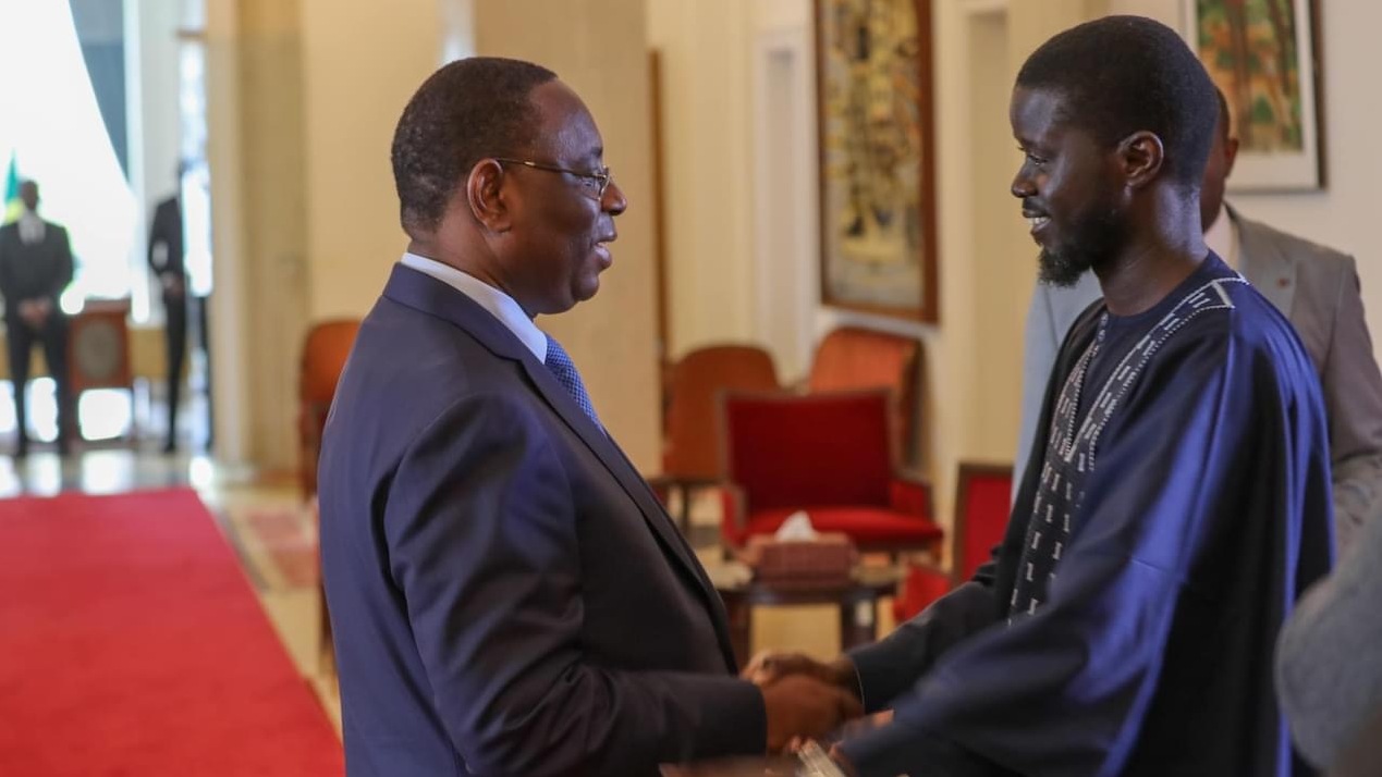 ماكي سال لدى استقباله الرئيس السنغالي المنتخب 