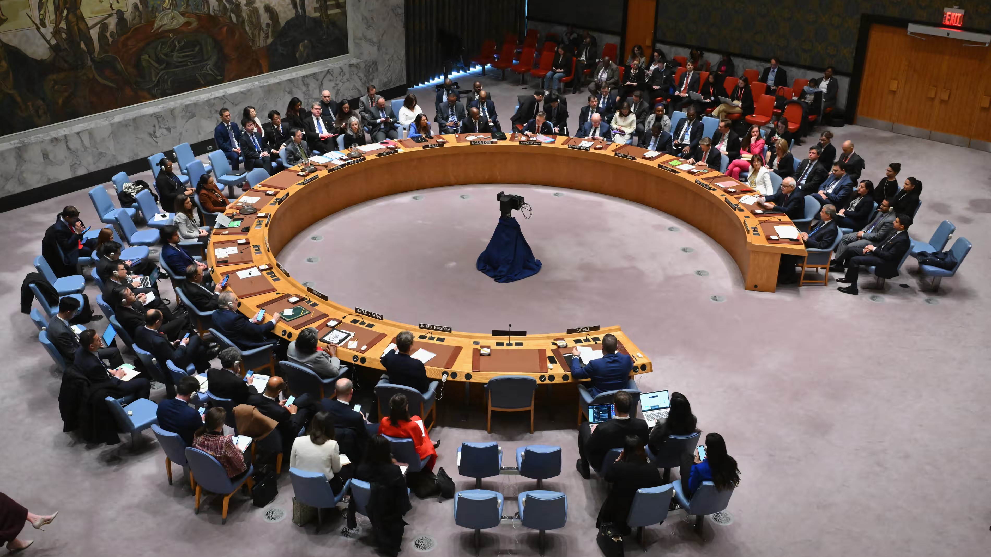 أعضاء مجلس الأمن التابع للأمم المتحدة في نيويورك في أثناء جلسة التصويت على وقف إطلاق النار في غزة