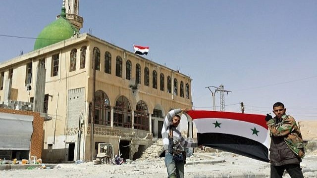 مسلحان تابعان لنظام دمشق في يبرود السورية المحاذية للحدود اللبنانية