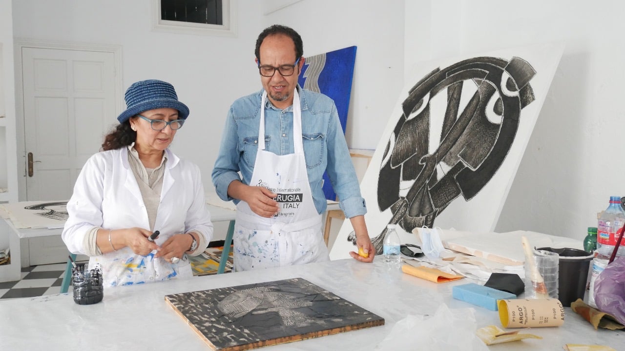 الفنان عبر القادر المليحي والفنانة سناء السرغيني خلال دورة ربيعيات أصيلة 2023
