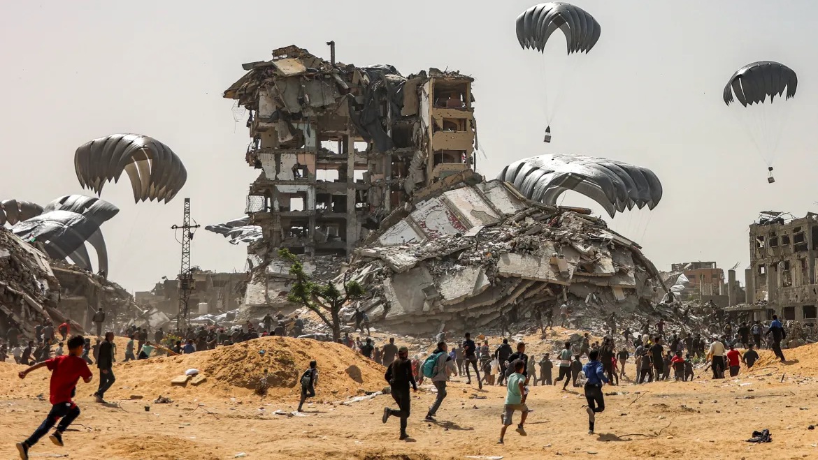 الناس يتسابقون لالتقاط حزم المساعدات الإنسانية التي ألقيت فوق الجزء الشمالي من قطاع غزة