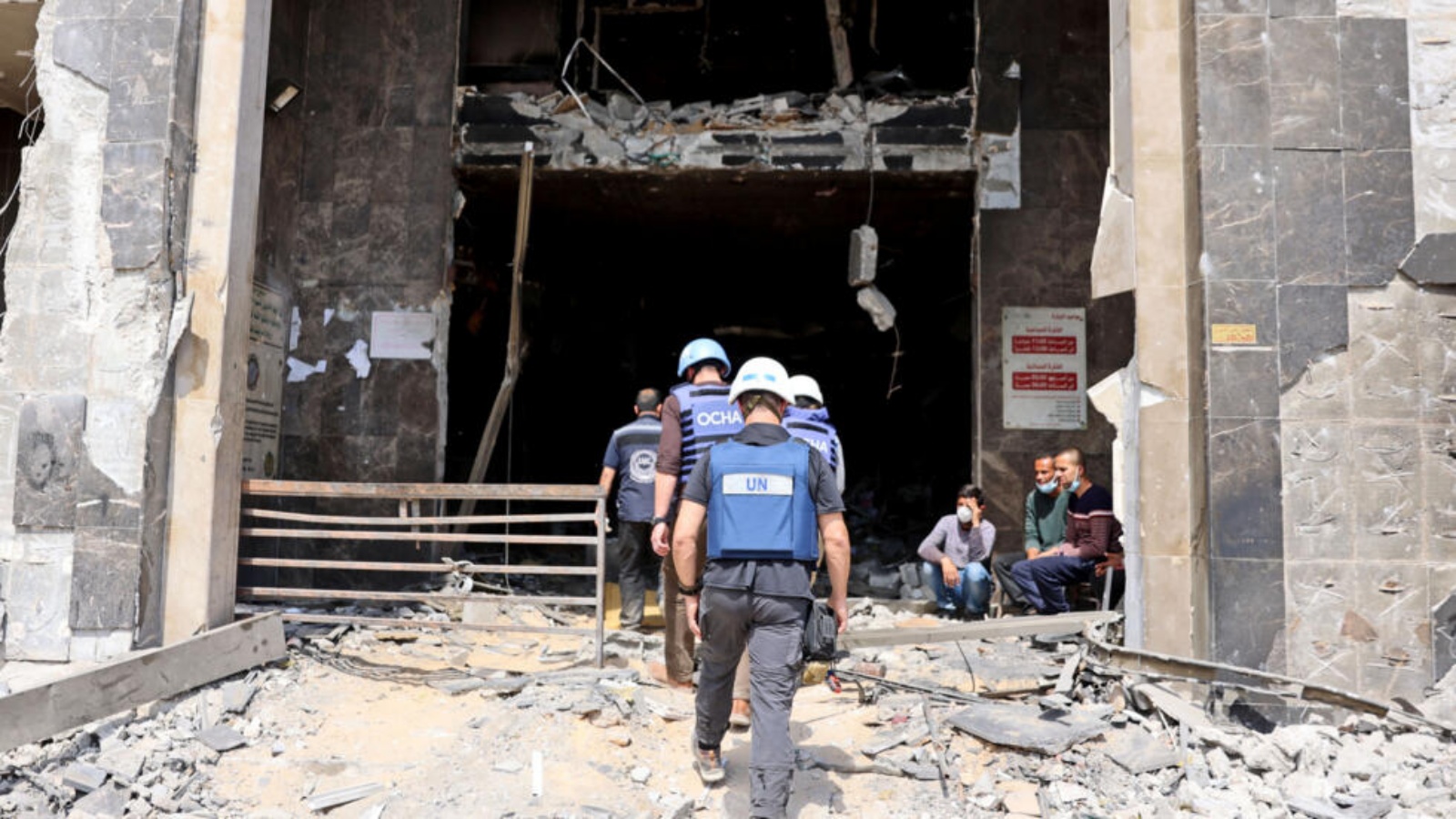 فريق من الأمم المتحدة يتفقد مستشفى الشفاء، أكبر مستشفى في غزة تحول إلى رماد بسبب عمليات إسرائيلية استمرت أسبوعين، في 8 نيسان (أبريل) 2024، مع استمرار الحرب بين إسرائيل وحماس 