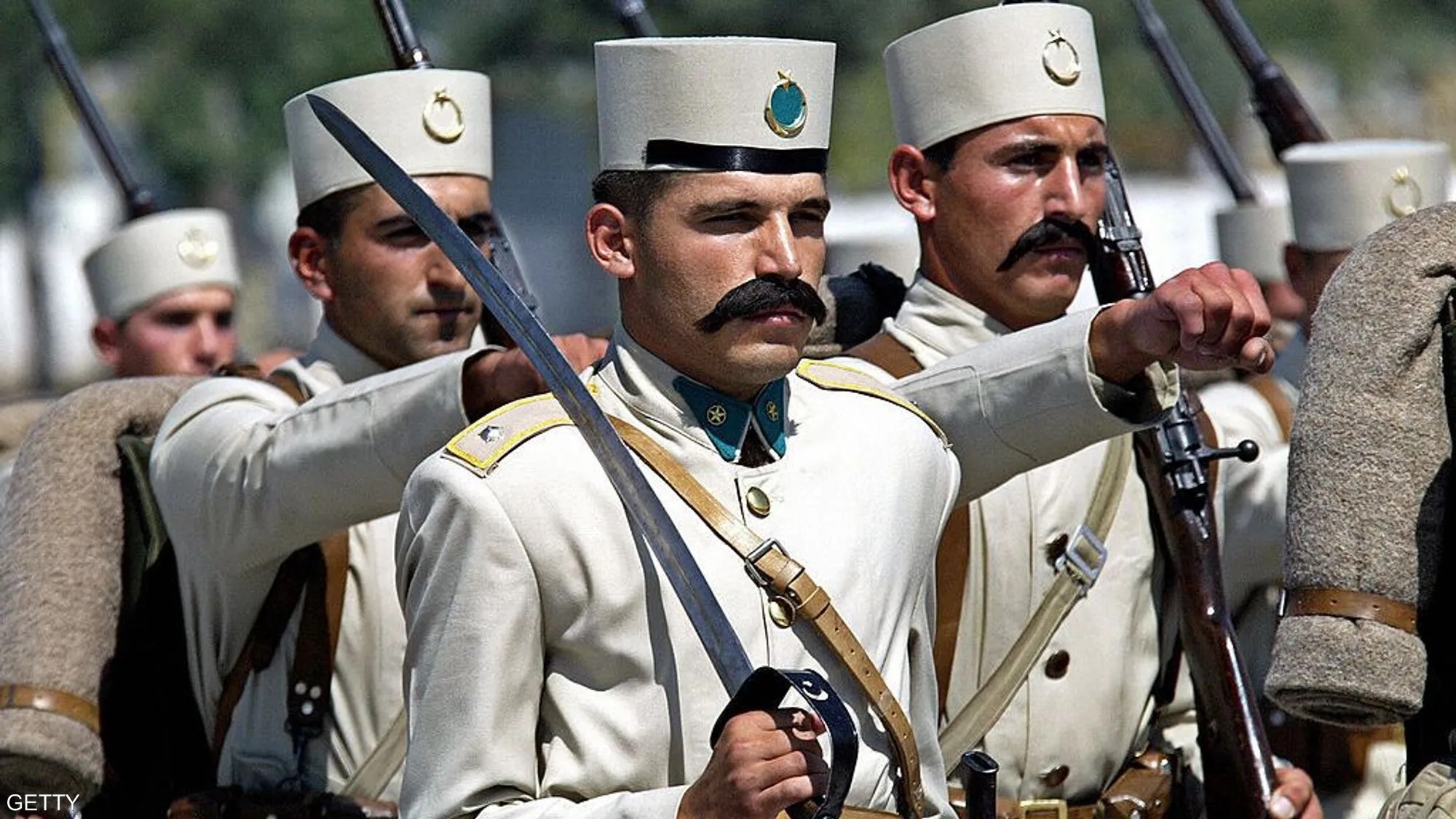 جنود أتراك يقدمون عرضا بزي الجيش العثماني السابق