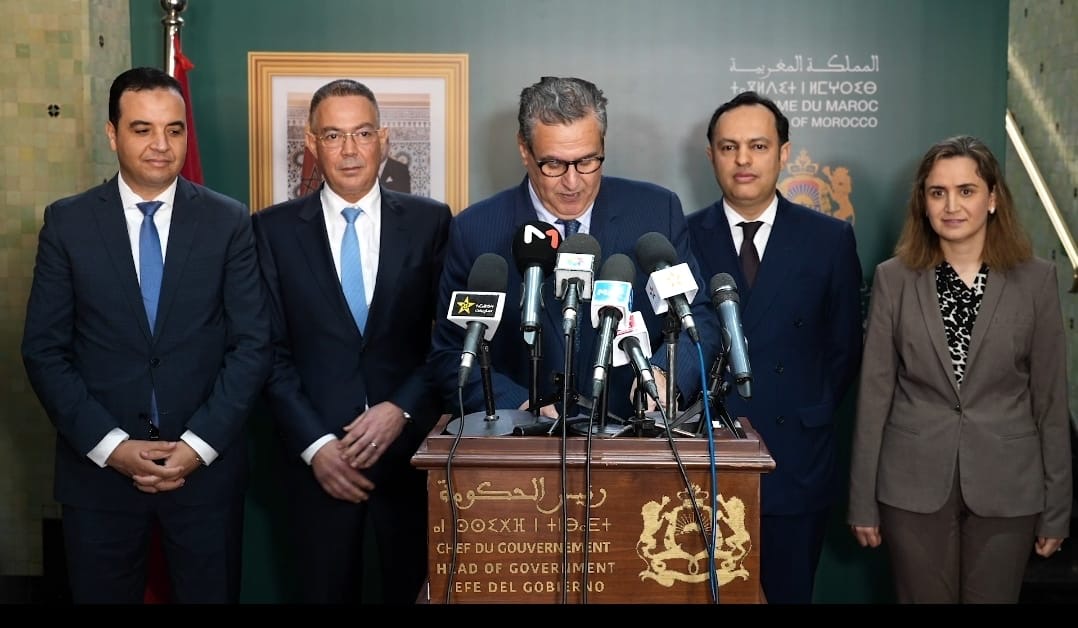 عزيز أخنوش رئيس الحكومة المغربية يعلن الزيادة في الاجور والى جانبه عدد من أعضاء الحكومة 