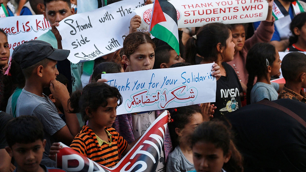 من تظاهرة في دير البلح في الأول من أيار (مايو) 2024 لشكر طلاب الجامعات الأميركية والكندية على مساندتهم الشعب الفلسطيني