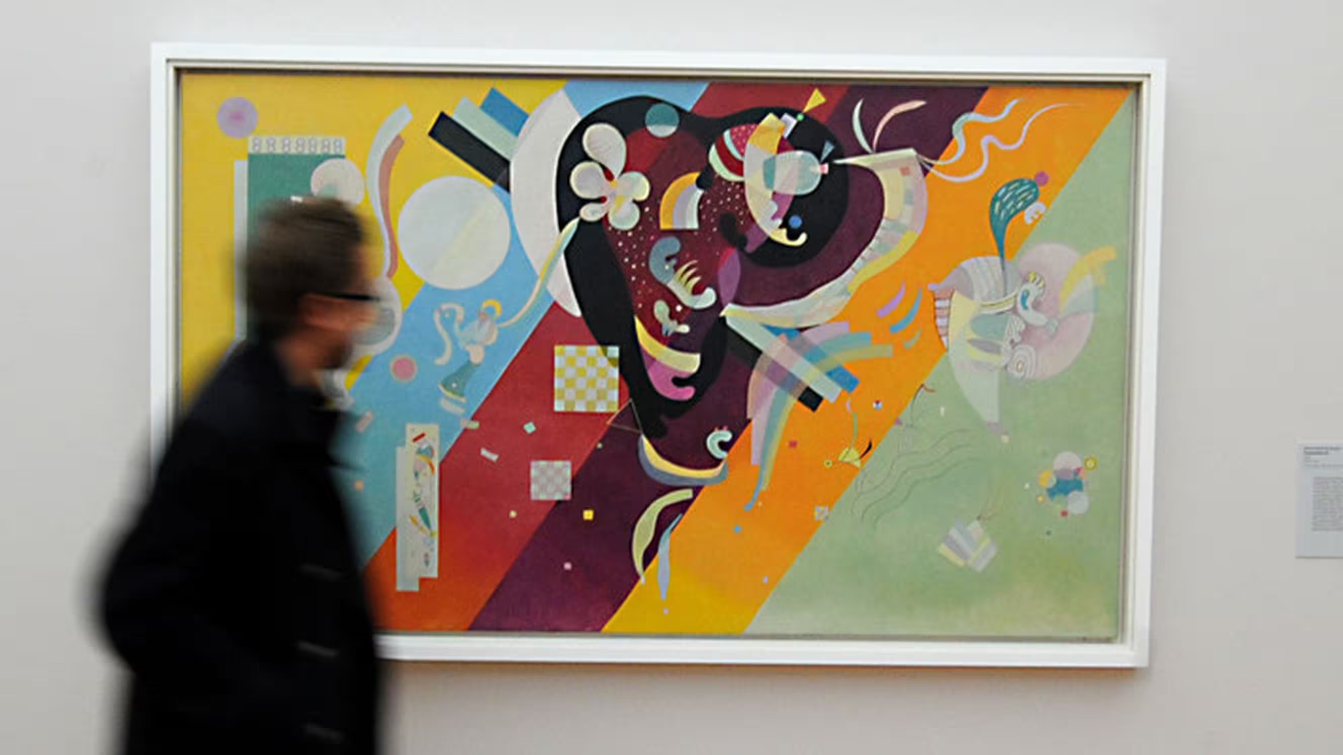زائر يتأمل لوحة للفنان الروسي فاسيلي كاندينسكي في متحف غرينوبل