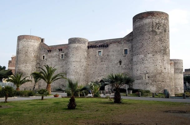 شيدت قلعة سفيفو دي كاتانيا في القرن الثالث عشر الميلادي وكانت مقراً للإمبراطور الروماني فريدريك الثاني