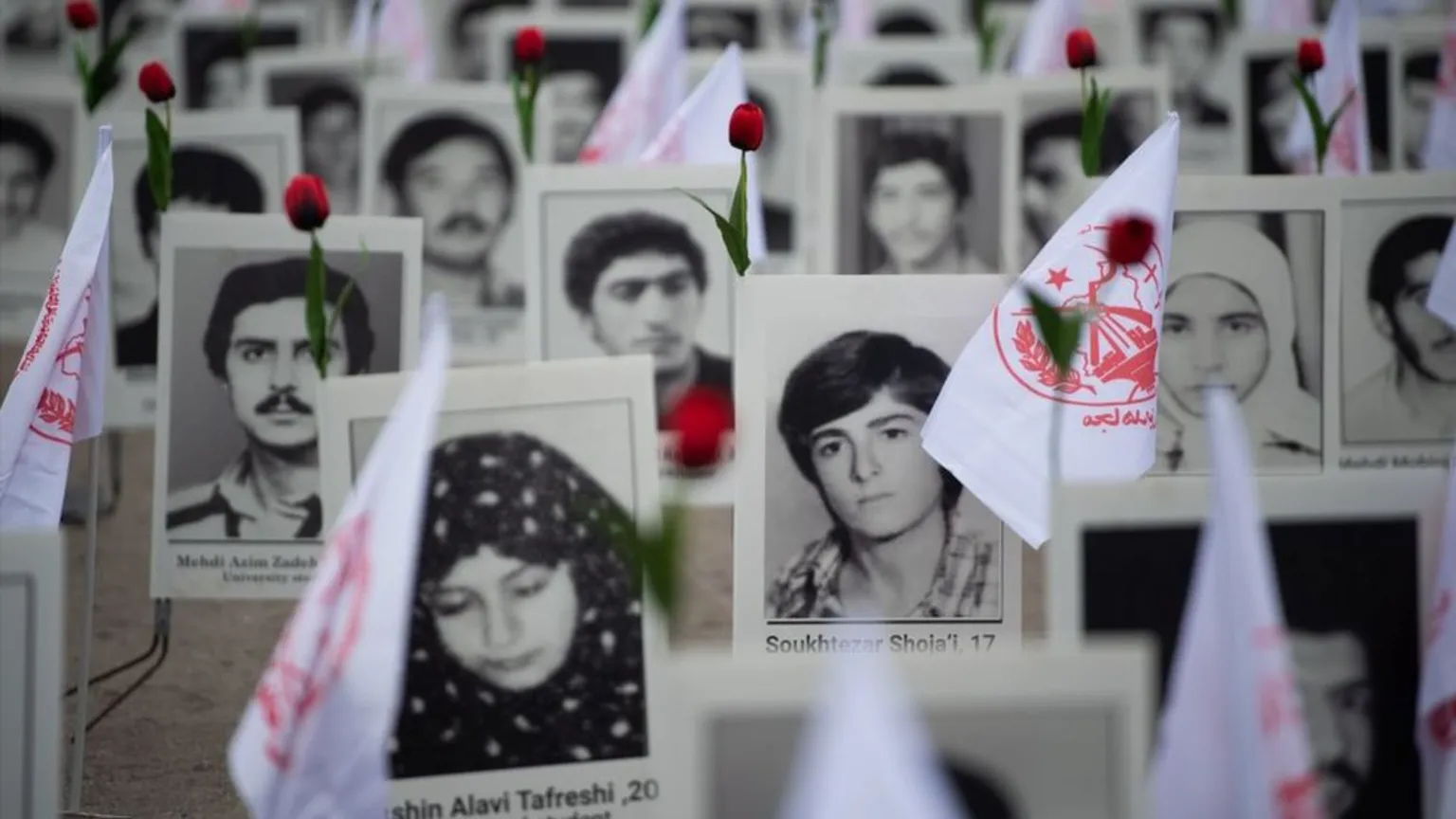 أصدر الخميني في صيف عام 1988 حكم الإعدام بحق عشرات الآلاف من السجناء السياسيين