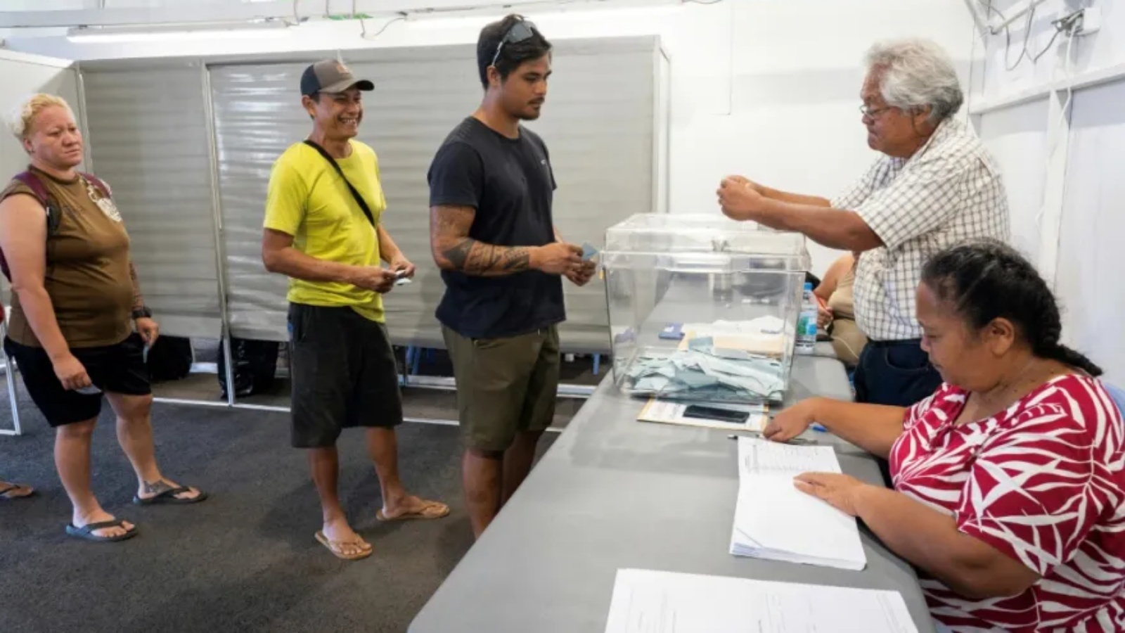 ناخبون يقفون في صف انتظار للإدلاء بأصواتهم في الدورة الأولى من الانتخابات التشريعية الفرنسية في جزيرة تاهيتي في بولينيزيا الفرنسية في 29 حزيران (يونيو) 2024 