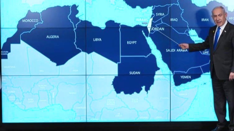 نتانياهو خلال المؤتمر الصحافي الاربعاء وتبدو الخريطة المغربية مبتورة