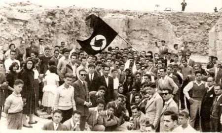 رجال ونساء وأطفال يحتفون في بيروت بعودة الزعيم أنطون سعادة من المهجر في العام 1947