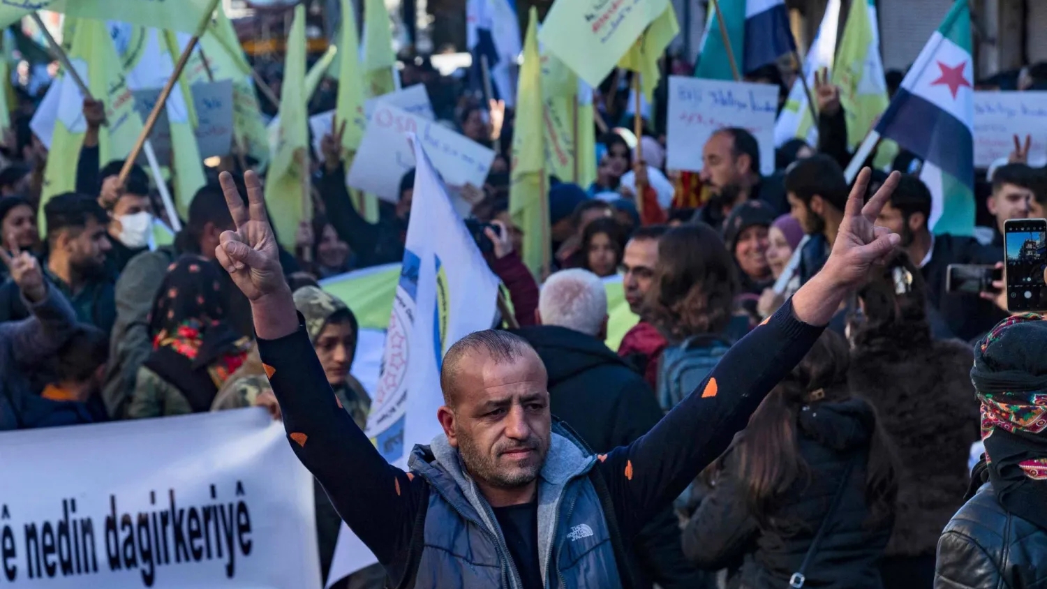 أكراد سوريون يحتفون في القامشلي بسقوط نظام بشار الأسد في 19 كانون الأول (ديسمبر) 2024