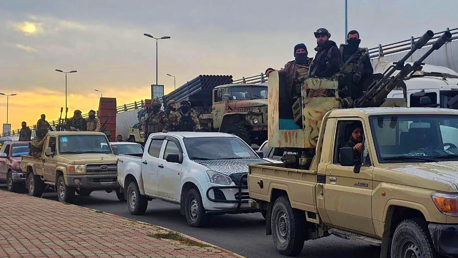 ظهرت مقاطع فيديو تظهر رجالاً يرتدون الزي العسكري يطلقون النار على أشخاص من مسافة قريبة