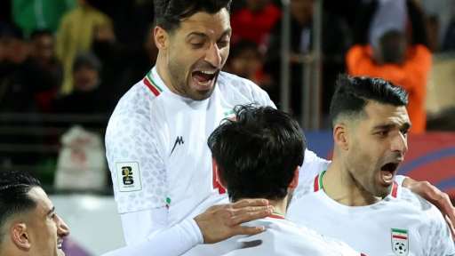 مهدي تارمي (يمين) مهاجم إيران يحتفل مع زملائه بتسجيله هدفا في مرمى أوزبكستان ضمن التصفيات المؤهلة إلى نهائيات كأس العالم 2026 لكرة القدم. ملعب آزادي، طهران، في 25 آذار/مارس 2025