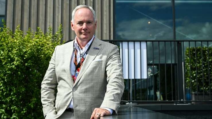 المسؤول الأميركي في رياضة السيارات والمرشح لرئاسة الاتحاد الدولي للسيارات (فيا) تيم ماير، قبيل انطلاق جائزة هولندا الكبرى للفورمولا واحد على حلبة زاندفورت، غرب هولندا، في 30 آب/أغسطس 2025.