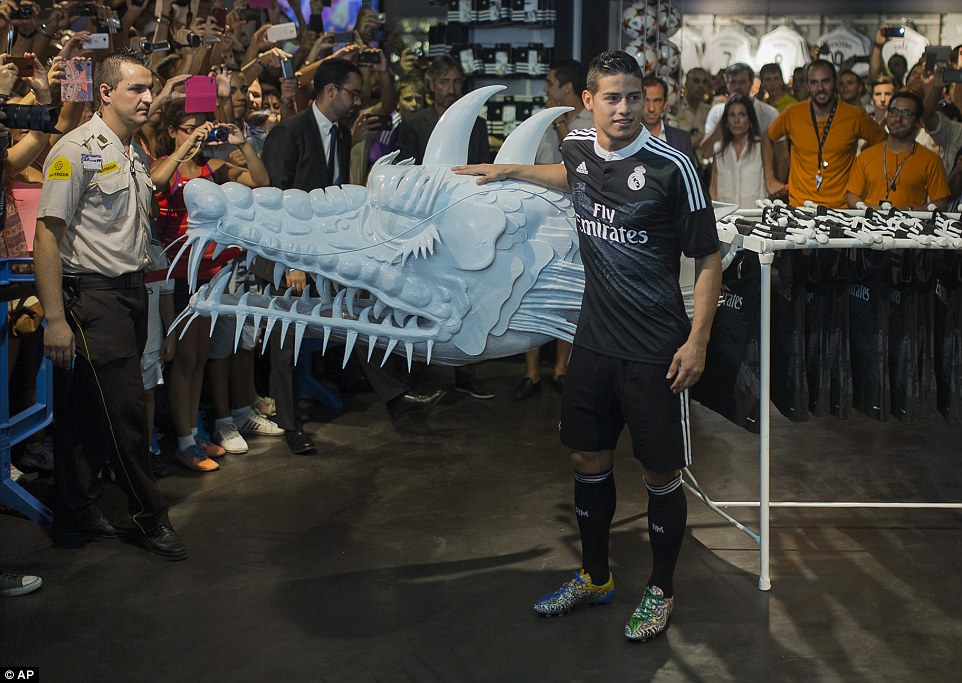 Real Madrid's players pose before their Champions League final soccer match against Atletico Madrid at Luz stadium in Lisbon