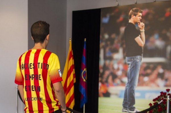 ريال مدريد المؤيدين لفتة، وذلك قبل مباراة نهائي دوري أبطال أوروبا لكرة القدم بين أتلتيكو مدريد وريال مدريد في وسط مدينة لشبونة، البرتغال، السبت 24 مايو، 2014. (ا ف ب الصور / اندريس Kudacki)