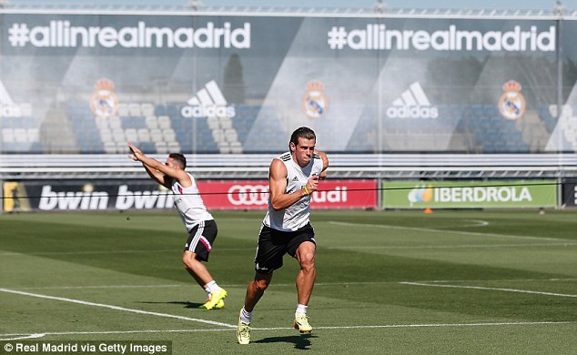 Real Madrid players pose for a photo, ahead of the start of the Champions League final soccer match between Atletico Madrid and Real Madrid, at the Luz stadium, in Lisbon, Portugal, Saturday, May 24, 2014