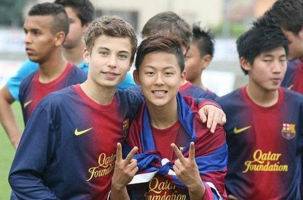 مشجعي ريال مدريد رد فعل بعد فوز فريقهم لأنها مشاهدة مباراة لكرة القدم نهائي دوري أبطال أوروبا بين ريال مدريد وأتلتيكو مدريد، التي تجري في البرتغال، على شاشة عملاقة في ملعب سانتياغو برنابيو في مدريد، أسبانيا، السبت 24 مايو، 2014. (ا ف ب الصور / بول وايت)