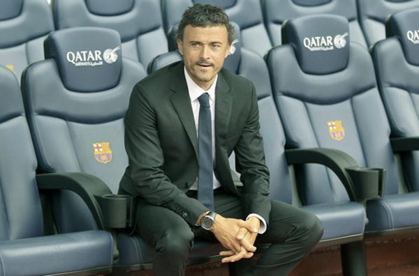 مشجعي ريال مدريد احتفال التعادل في وقت متأخر كما بلغ المباراة النهائية لكرة القدم دوري أبطال أوروبا بين ريال مدريد وأتلتيكو مدريد، التي تجري في البرتغال، على شاشة عملاقة في ملعب سانتياغو برنابيو في مدريد، أسبانيا، السبت 24 مايو، 2014