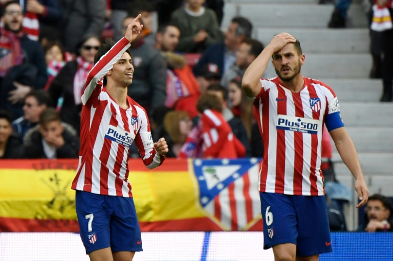 قائد أتلتيكو مدريد كوكي (يمين) وزميله البرتغالي جواو فيليكس يحتفلان بهز شباك إشبيلية في مباراة الفريقين في الدوري الإسباني في 7 آذار/مارس 2020.