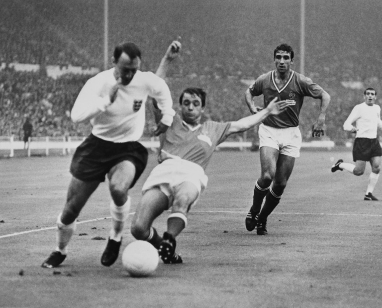 الهداف الإنكليزي جيمي غريفز يحاول مراوغة المدافع الفرنسي جاكي سيمون في مباراة المنتخبين في كأس العالم في 20 تموز/يوليو 1966.