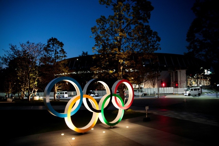 صورة لشعار اللجنة الأولمبية الدولية خارج الملعب الوطني في طوكيو في السابع من نيسان/أبريل 2020.