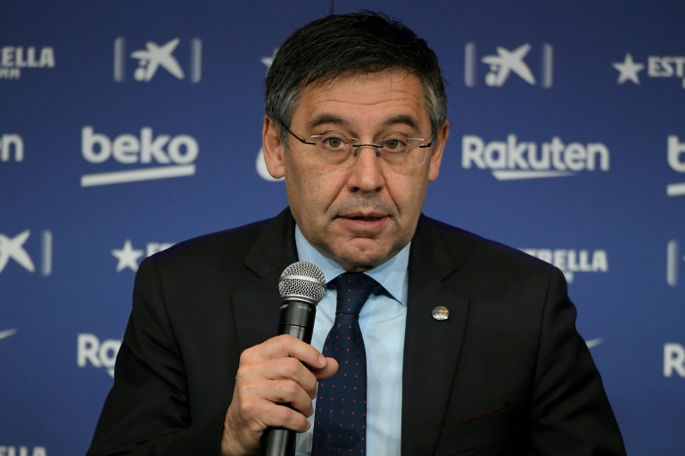 رئيس نادي برشلونة جوزيب ماريا بارتوميو متحدثا خلال مؤتمر صحافي لتقديم مدربه الجديد كيكي سيتيين في 14 كانون الثاني/يناير 2020.
