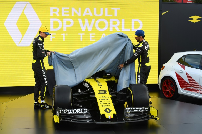 سائقا فريق رينو لسباقات فورمولا واحد الأسترالي دانيال ريكياردو (يمين) والفرنسي إستيبان أوكون يكشفان النقاب عن السيارة الجديدة للفريق في 11 آذار/مارس 2020.
