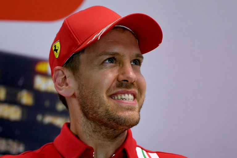 الألماني سيباستيان فيتل سائق فريق فيراري للفورمولا واحد خلال مؤتمر صحفي في ملبورن بعد التجارب لسباق جائزة أستراليا الكبرى في 12 آذار/مارس 2020.