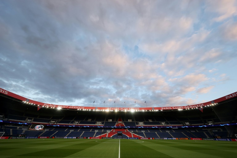 مدرجات ملعب بارك دي برانس في العاصمة الفرنسية خالية من المشجعين على هامش مباراة باريس سان جرمان وبوروسيا دورتموند الألماني في دوري أبطال أوروبا في 11 آذار/مارس 2020.