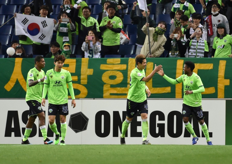 لاعبون من نادي جونبوك هيونداي الكوري الجنوبي في مواجهة اوراوا الياباني في دوري ابطال اسيا لكرة القدم في 9 نيسان/ابريل 2019 في سايتاما