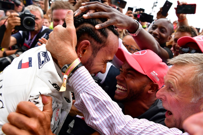 السائق البريطاني لويس هاميلتون يحتفل بفوزه بسباق جائزة بريطانيا الكبرى من بطولة العالم للفورمولا واحد على حلبة 
