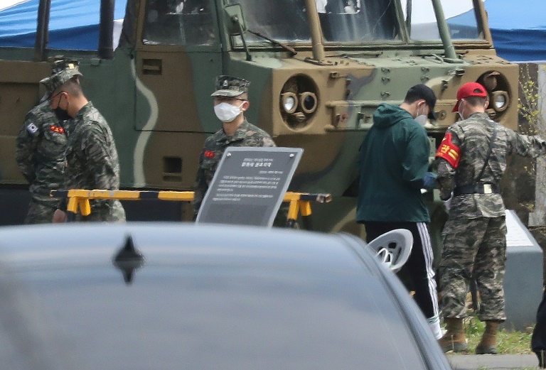 صورة تظهر نجم توتنهام الإنكليزي ومنتخب كوريا الجنوبية سون هيونغ مين (الثاني من اليمين مع قبعة سوداء على رأسه) يصل الى معسكر تدريب مشاة البحرية في جزيرة جيجو الجنوبية، في 20 نيسان/أبريل 2020