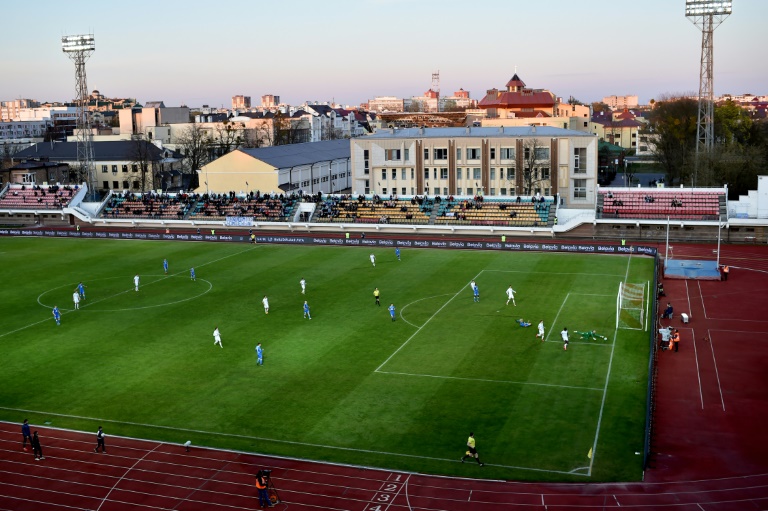 لقطة من مباراة الدوري البيلاروسي لكرة القدم بين دينامو-بريست واف سي ايسلوش، بريست، على بعد حوالي 370 كلم جنوب غرب العاصمة مينسك، في 12 نيسان/أبريل 2020