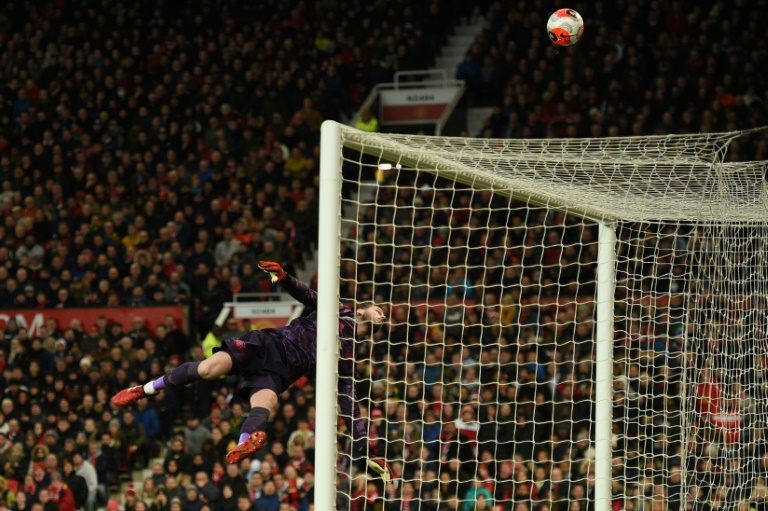 حارس مرمى مانشستر يونايتد الإسباني دافيد دي خيا يتصدى لكرة في مباراة فريقه ضد مانشستر سيتي في الدوري الانكليزي في الثامن من آذار/مارس 2020.
